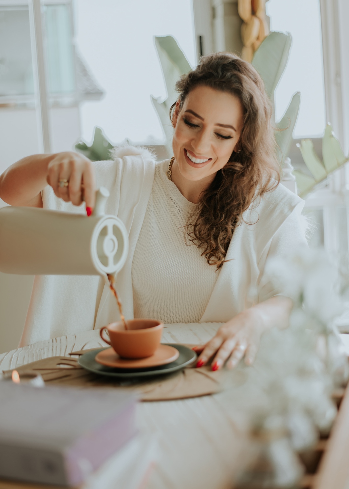 Suane servindo café em um ambiente de jardim, luz suave e plantas